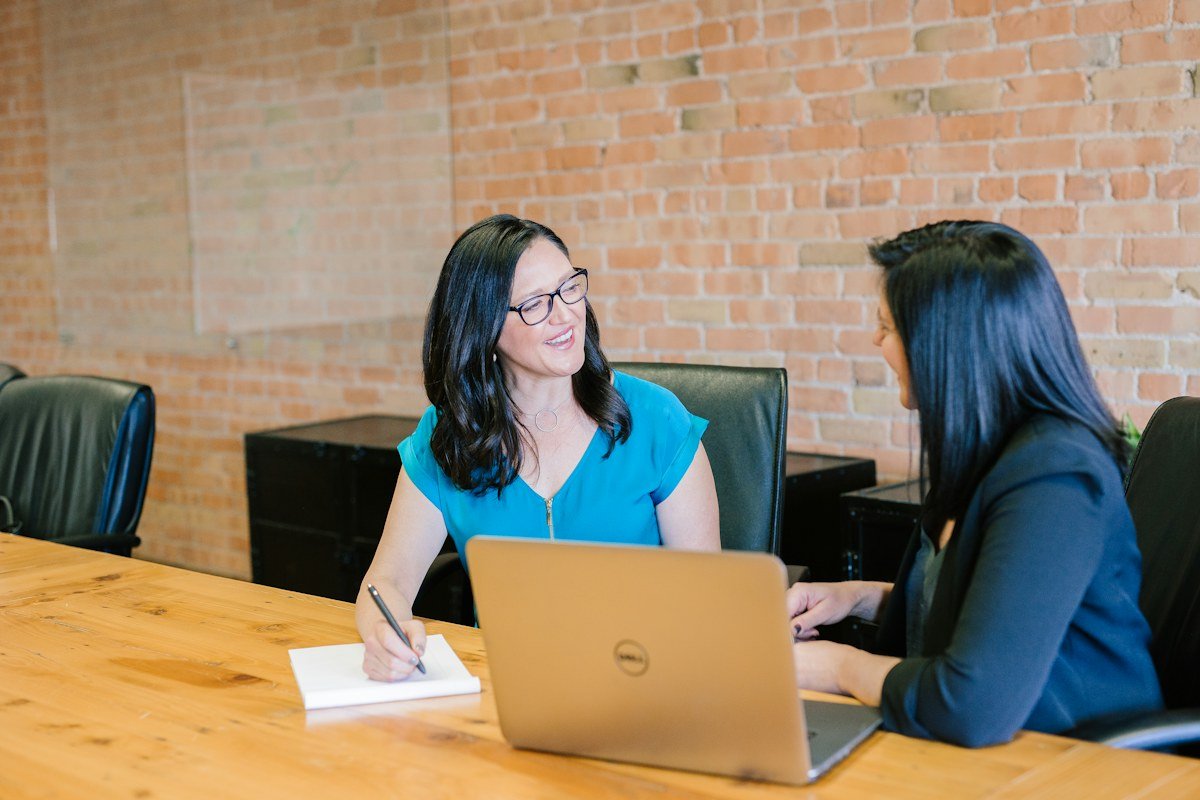 Asesoría conversacional entre profesionales en una mesa de trabajo