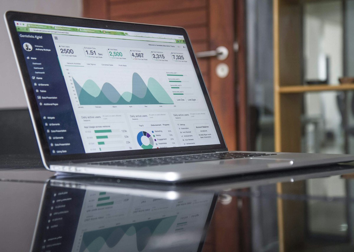 Panel de datos financieros en un computador
